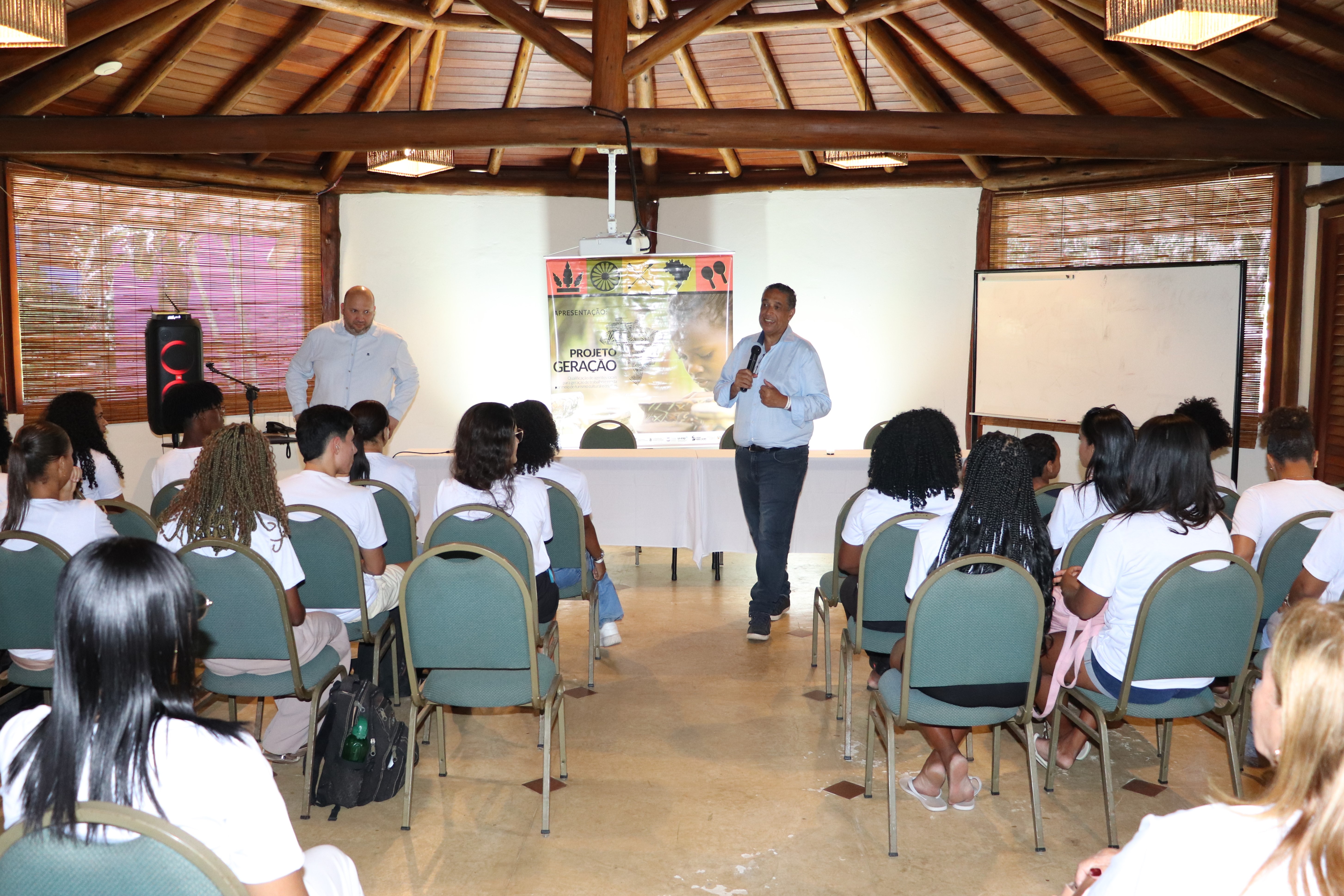 Projeto Geração leva jovens de Ibirataia para aula de campo em Itacaré
