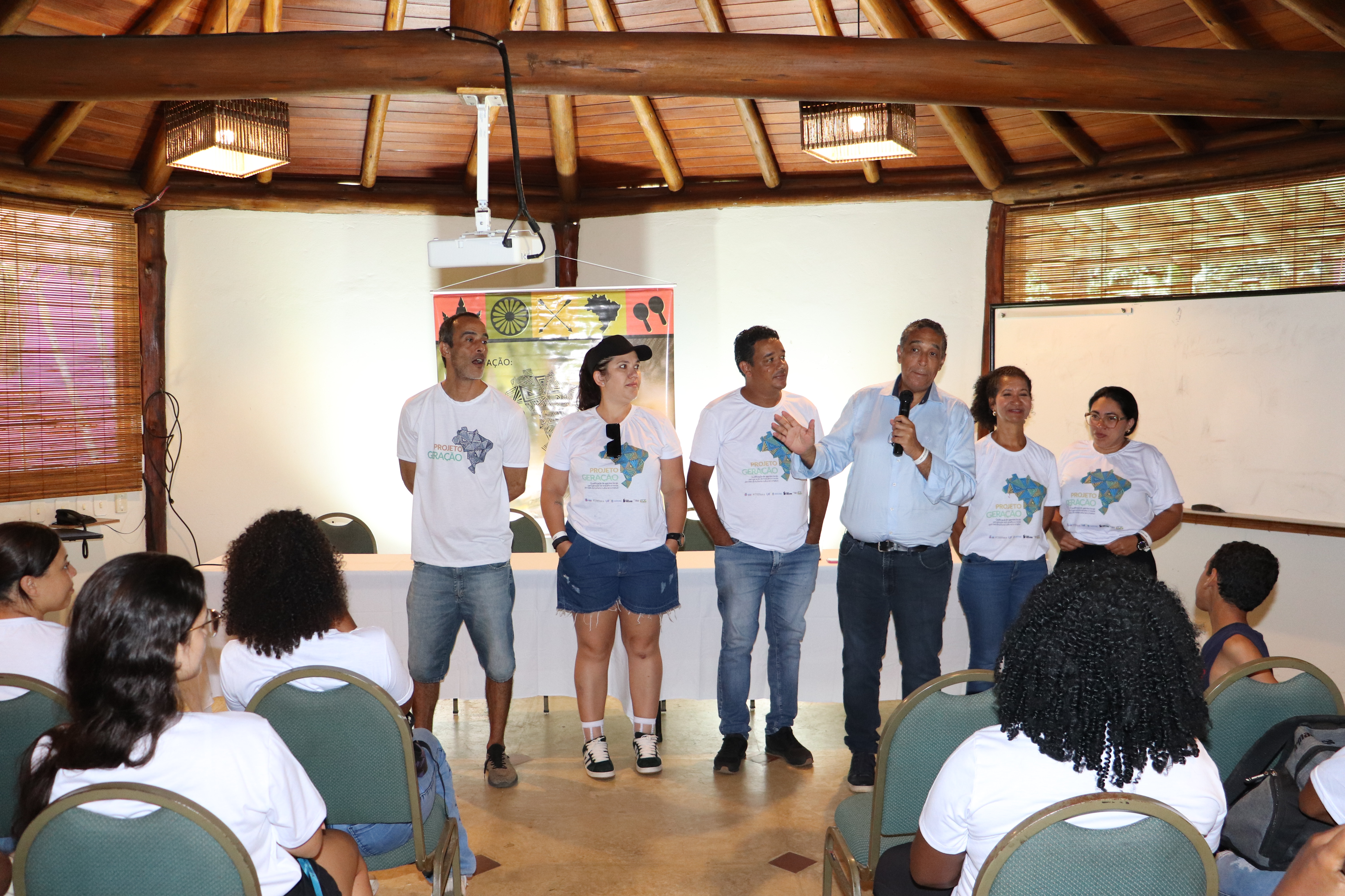 Projeto Geração leva jovens de Ibirataia para aula de campo em Itacaré